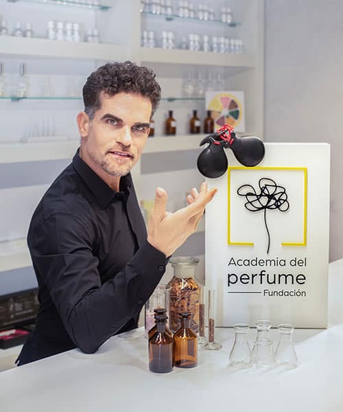 Antonio Najarro en la sede de Academia del Perfume